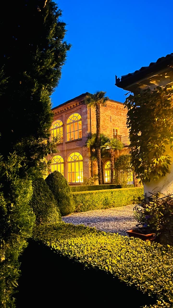 A villa da Tenuta Santa Caterina iluminada ao entardecer